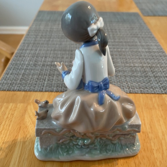 Lladro Figurine of girl on bench with birds - Picture 3 of 5